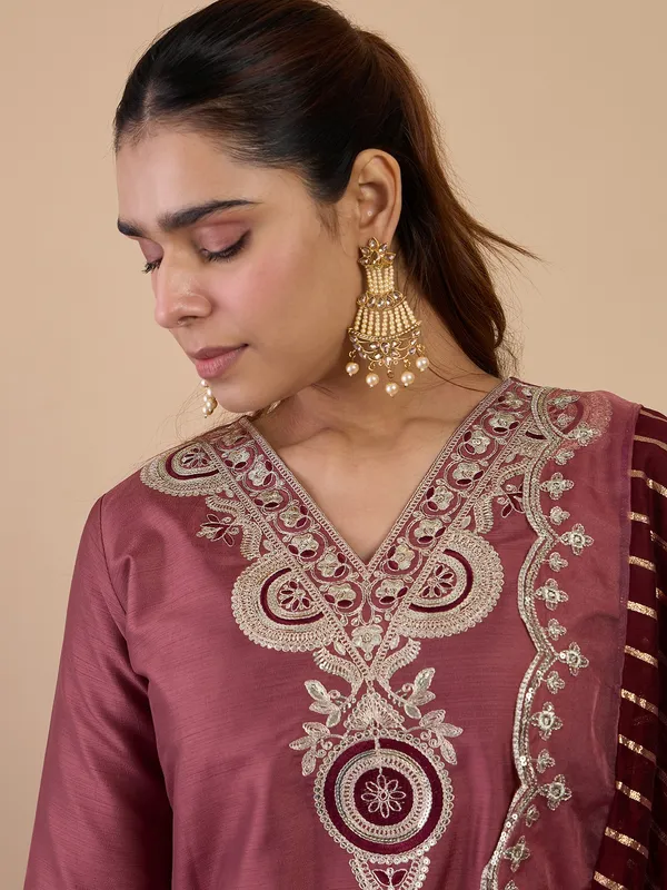 Purple_Elegant_Embroidered_Kurta_Pant_Set_for_Women