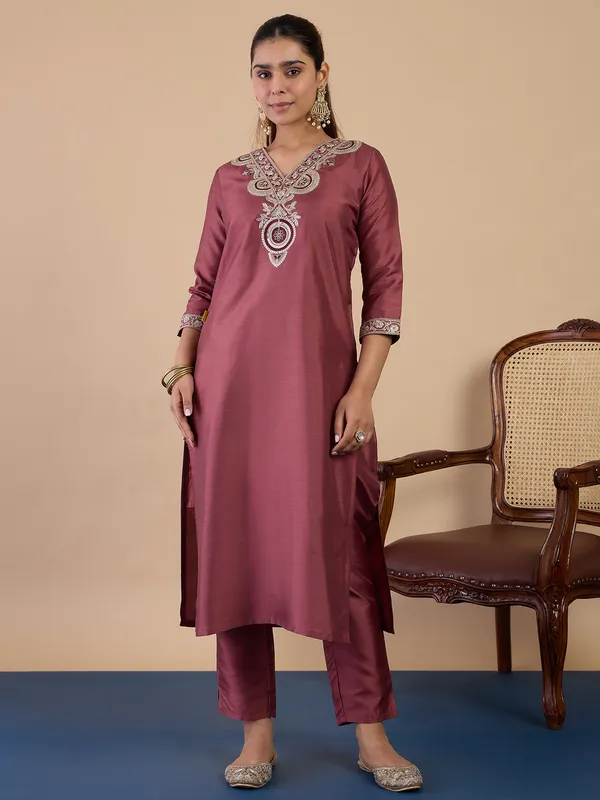 Purple_Elegant_Embroidered_Kurta_Pant_Set_for_Women