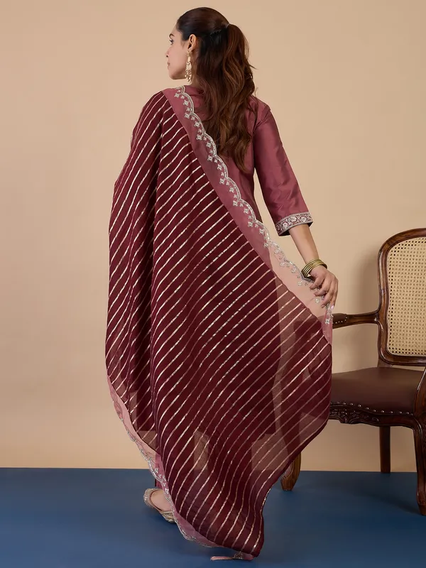 Purple_Elegant_Embroidered_Kurta_Pant_Set_for_Women