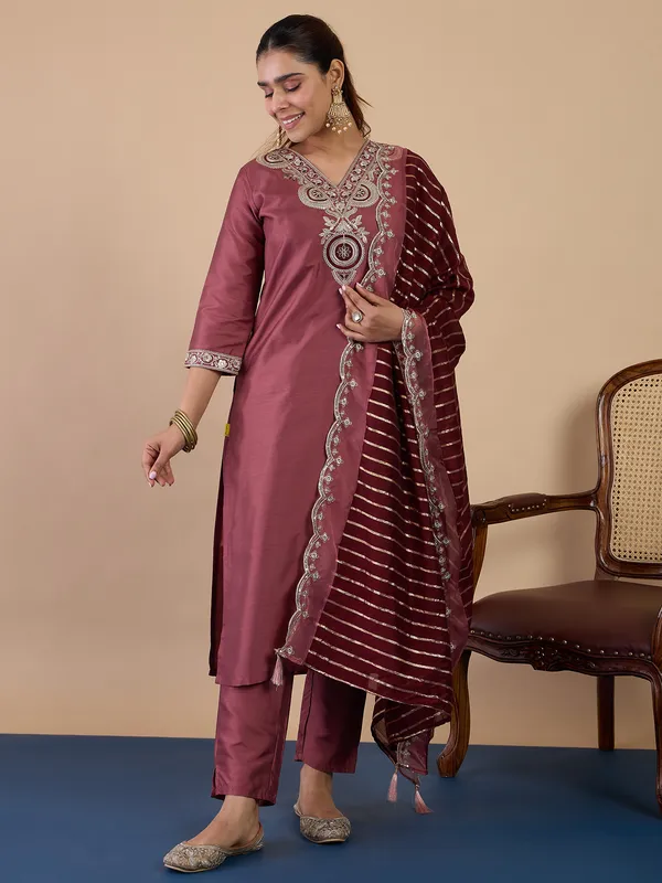 Purple_Elegant_Embroidered_Kurta_Pant_Set_for_Women