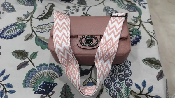 Stylish_Pink_Crossbody_Bag_With_Patterned_Strap_For_Women