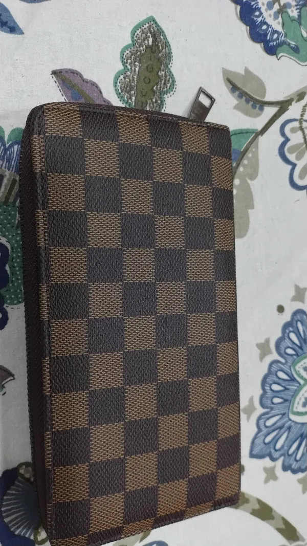 Checkered_Pattern_Zip-Around_Wallet_With_Classic_Brown_Design_For_Women