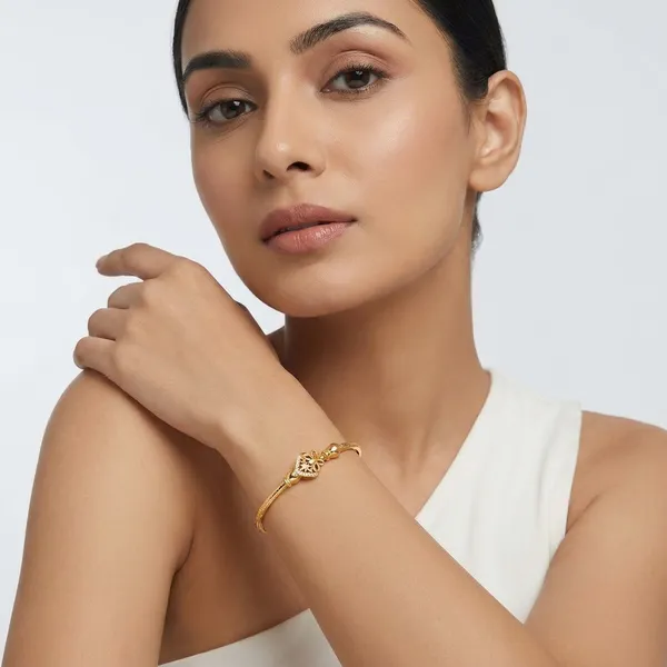 Elegant_Goldplated_Heart_Charm_Bangle