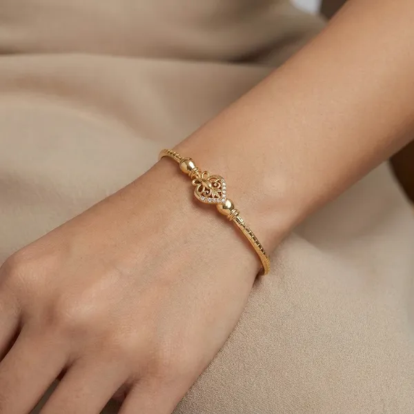 Elegant_Goldplated_Heart_Charm_Bangle