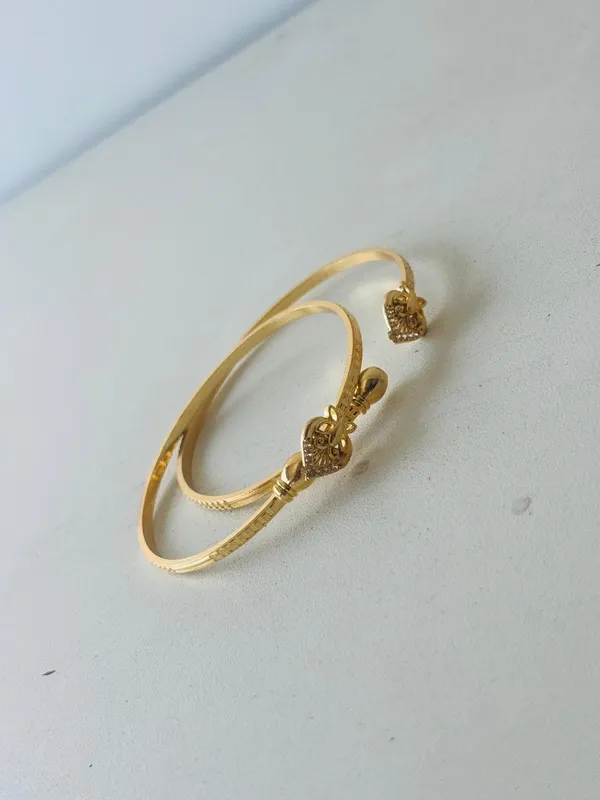 Elegant_Goldplated_Heart_Charm_Bangle
