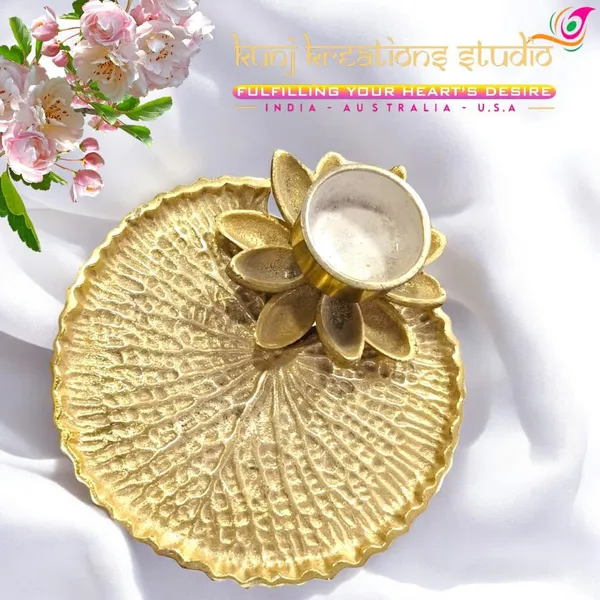 Lustrous_Gold_Shell_Shaped_Artisanal_Tray_With_Lotus_Tea_Light_Holder