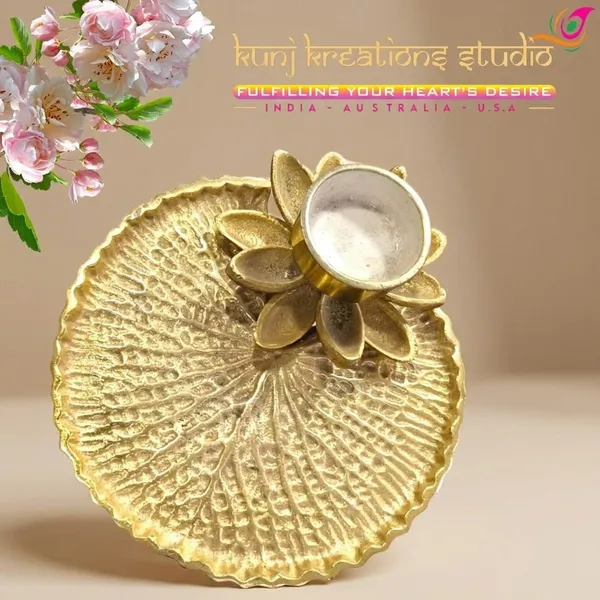 Lustrous_Gold_Shell_Shaped_Artisanal_Tray_With_Lotus_Tea_Light_Holder