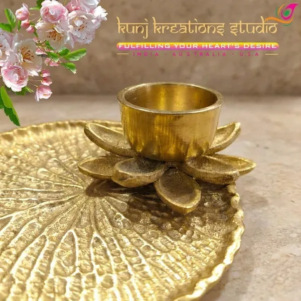 Lustrous_Gold_Shell_Shaped_Artisanal_Tray_With_Lotus_Tea_Light_Holder