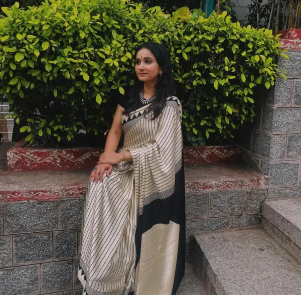 STUNNING_WHITE_LEHARIYA_TEMPLE_BORDER_BINDI_SAREE