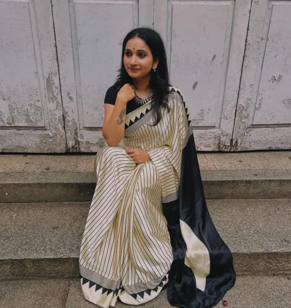 STUNNING_WHITE_LEHARIYA_TEMPLE_BORDER_BINDI_SAREE