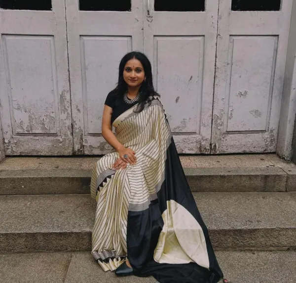 STUNNING_WHITE_LEHARIYA_TEMPLE_BORDER_BINDI_SAREE