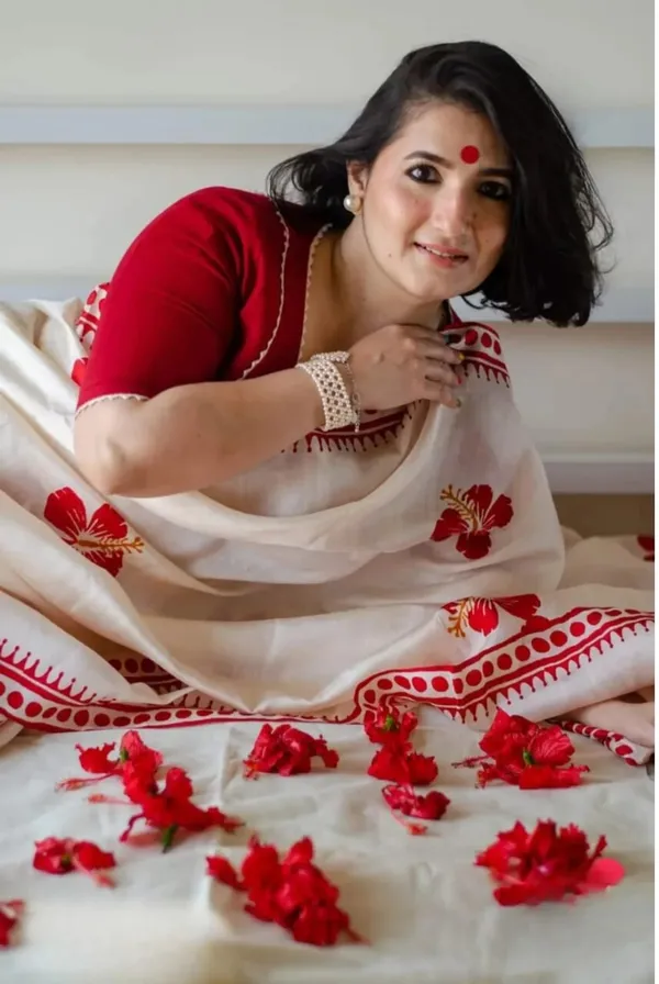 White_and_Red_Handloom_Premium_Quality_Pure_Cotton_Block_Print_Saree_With_Running_Blouse_Piece