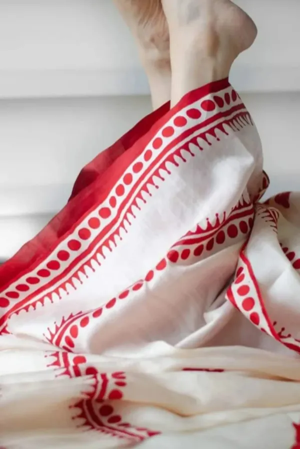 White_and_Red_Handloom_Premium_Quality_Pure_Cotton_Block_Print_Saree_With_Running_Blouse_Piece