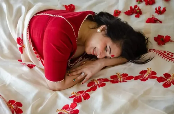 White_and_Red_Handloom_Premium_Quality_Pure_Cotton_Block_Print_Saree_With_Running_Blouse_Piece