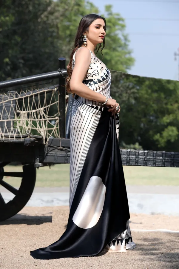 White_Bindi_Triangle_Border_Semi_Gaji_Silk_Saree