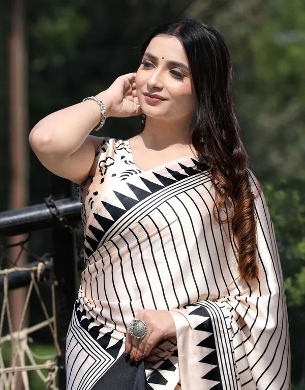 White_Bindi_Triangle_Border_Semi_Gaji_Silk_Saree