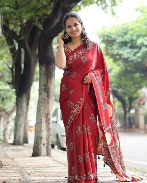 Red_Modal_Silk_Saree_With_Blouse_For_Women