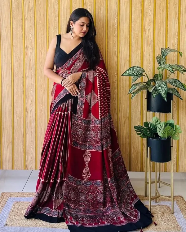 Maroon_And_Black_Modal_Silk_Saree_With_Blouse_For_Women