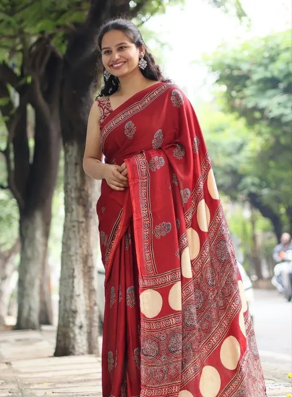 Red_Modal_Silk_Saree_With_Blouse_For_Women