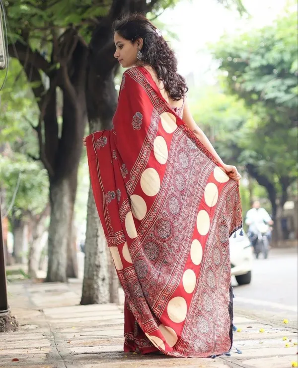 Red_Modal_Silk_Saree_With_Blouse_For_Women