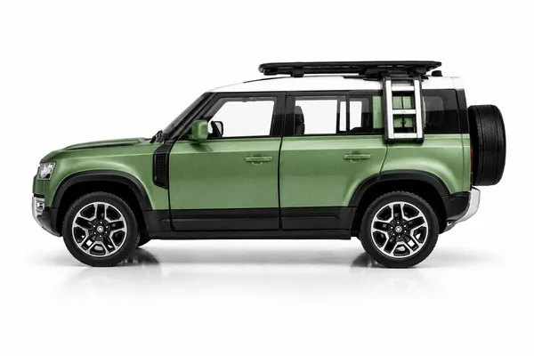 LAND_ROVER_DEFENDER_110_GREEN_1:24_DIE-CAST_CAR_MODEL_COLLECTIBLE