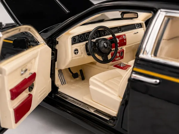 ROLLS_ROYCE_PHANTOM_1:24_BLACK_DIE-CAST_CAR_MODEL