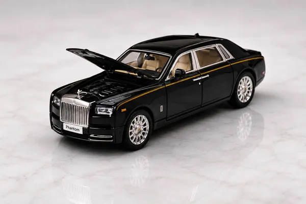 ROLLS_ROYCE_PHANTOM_1:24_BLACK_DIE-CAST_CAR_MODEL