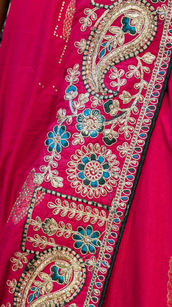 Traditional_Silk_Saree_With_Heavy_Embroidered_Border