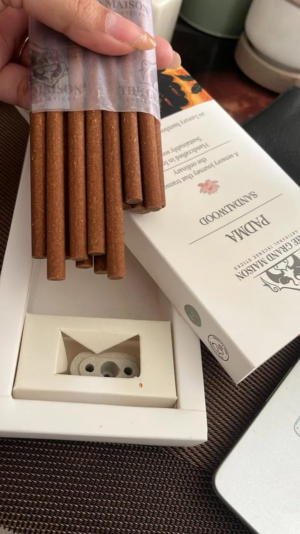 The_Grand_Maison_Padma_Sandalwood_Luxury_organic_bambooless_incense_sticks_,20_sticks