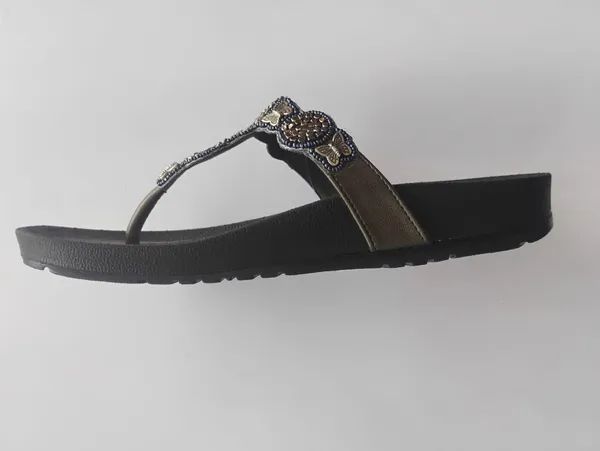 Embellished_Black_Flip_Flop_Sandals_For_Women_Comfortable_Stylish_Daily_Wear_Soft_Sole