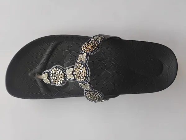 Embellished_Black_Flip_Flop_Sandals_For_Women_Comfortable_Stylish_Daily_Wear_Soft_Sole