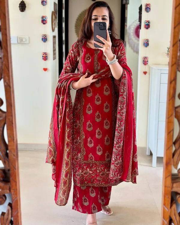 Women's_Maroon_Ethnic_Printed_Kurta_Pant_&_Dupatta_Set