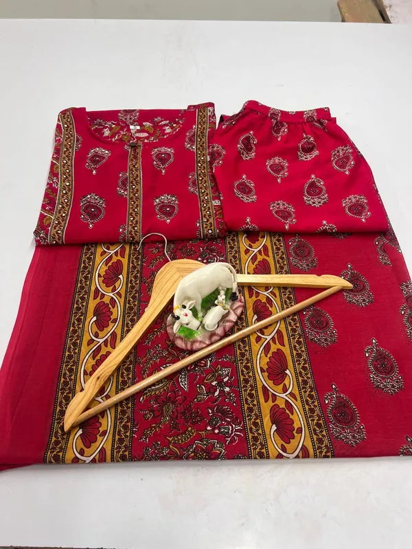 Women's_Maroon_Ethnic_Printed_Kurta_Pant_&_Dupatta_Set