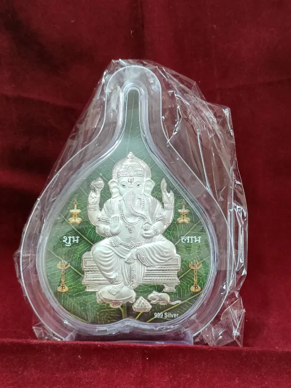 999_Silver_Lord_Ganesha_Decorative_Plaque_-_Peepal_Leaf_Shape_With_Green_Base