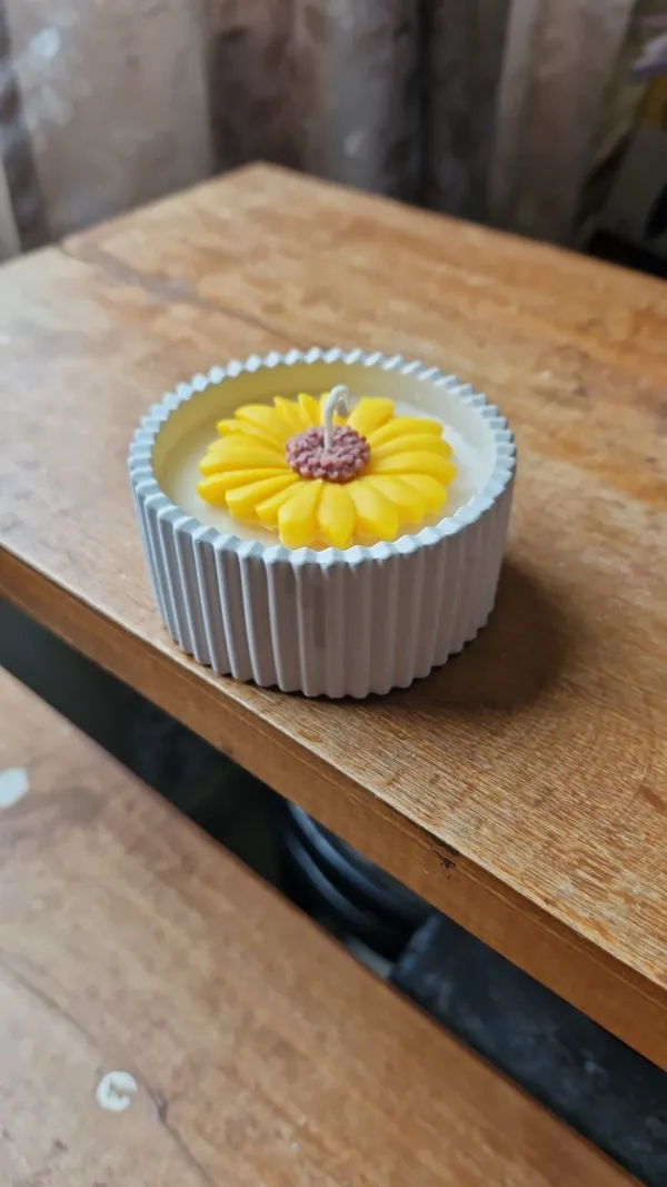 Ceramic_Floral_Ribbed_Container_Candle