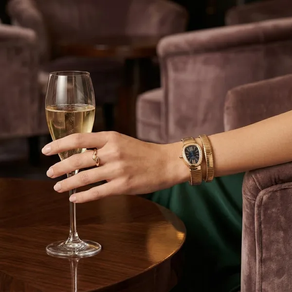 Black_Gold_Metal_Wrist_Watch_For_Women