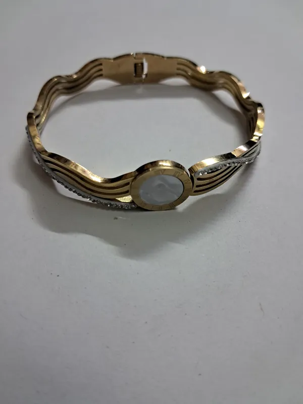Gold_Metal_Bracelet_For_Women