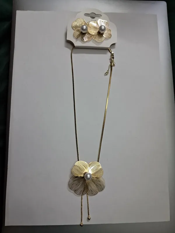 White_Metal_Necklace_Set_For_Women