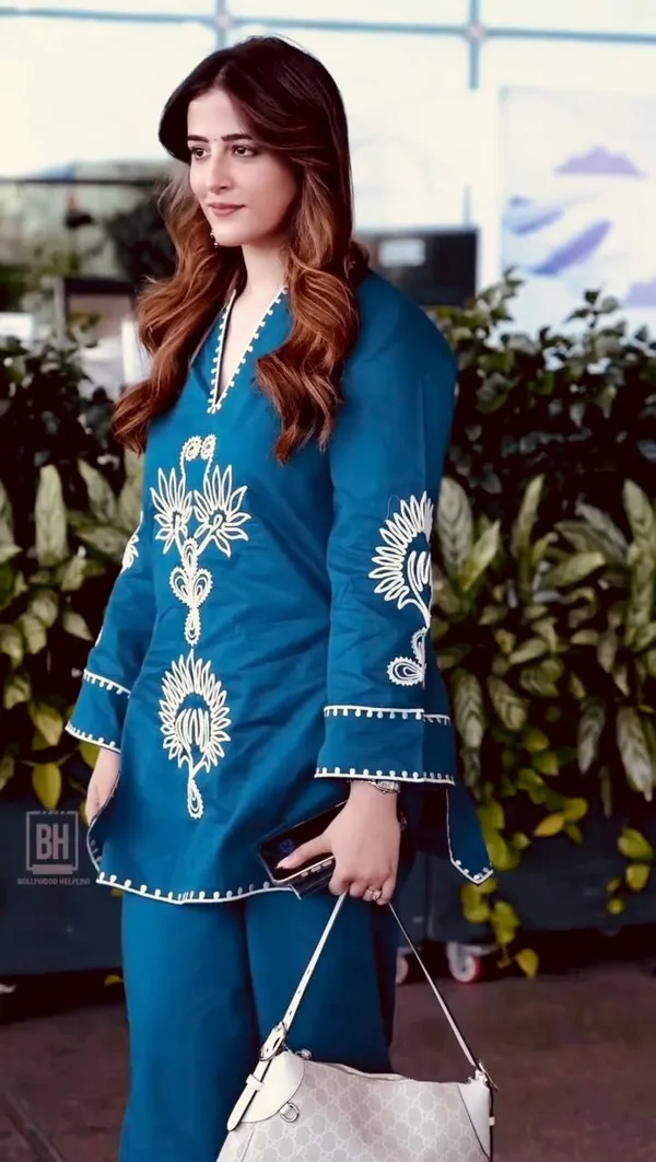 Elegant_Blue_Embroidered_Kurta_Set_with_White_Floral_Motifs