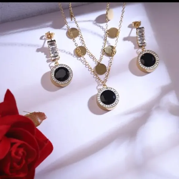 Black_Pendant_22K_Gold_Plated_Necklace