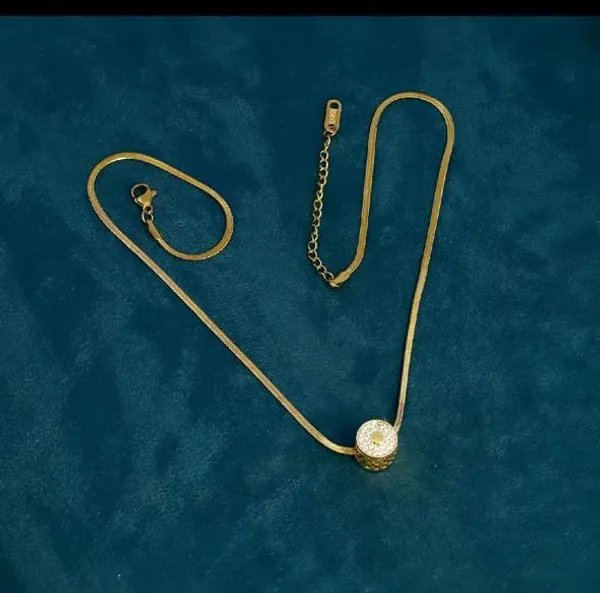 Gold_Roll_Pendent_Necklace__For_Women