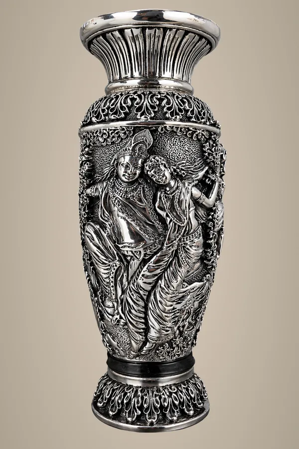 Divine_Krishan_Leela_Vase_–_Silver_Finish