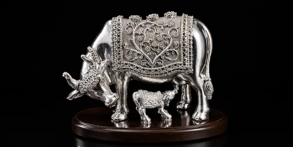 Kamdhenu_Divine_Cow_&_Calf_–_Silver_Finish