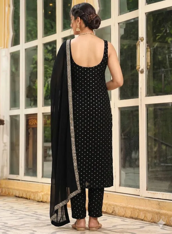 Reyon_Beautiful_Suit_Set_And_Duppta