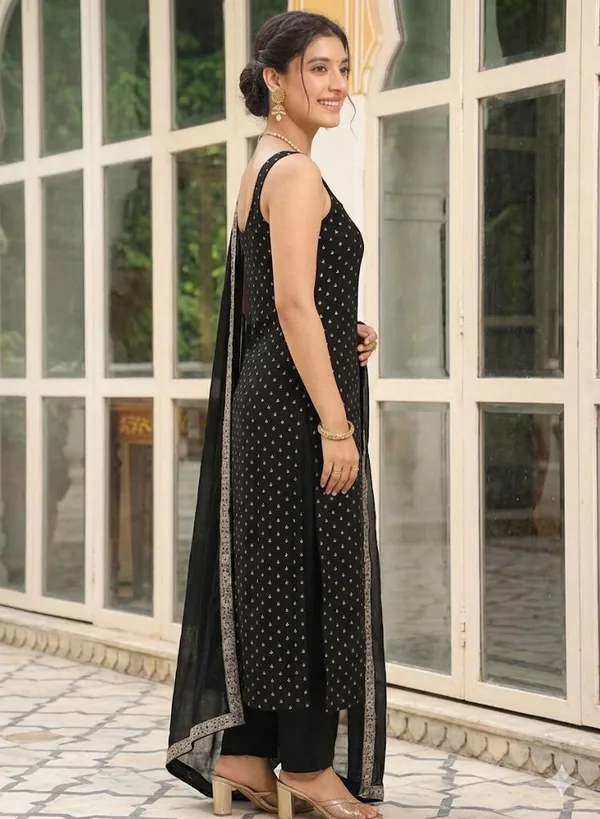 Reyon_Beautiful_Suit_Set_And_Duppta