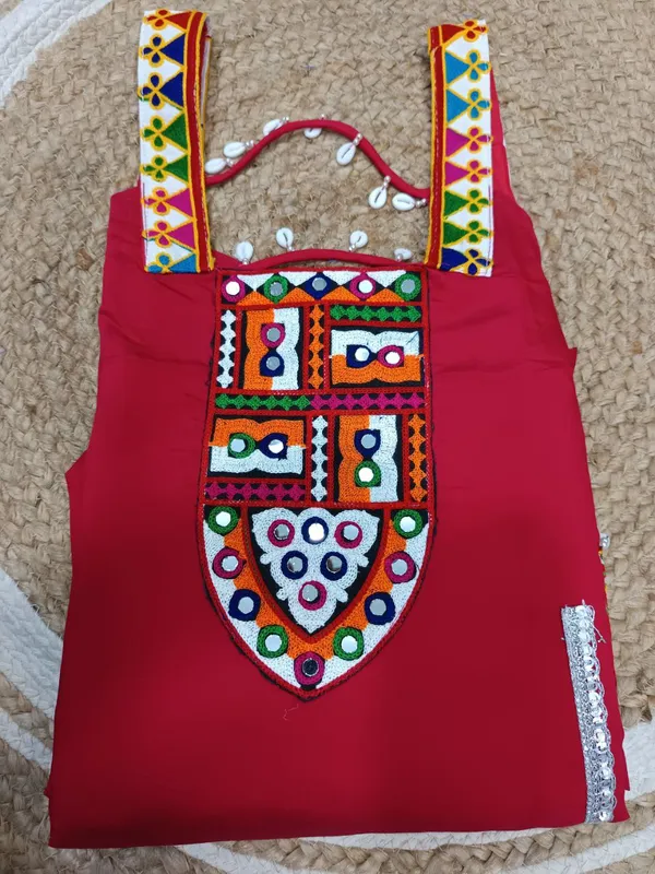 Elegance_With_Kutchi_Embroidery_And_Mirror_Work_Sleeveless_Straight-Fit_Kurti