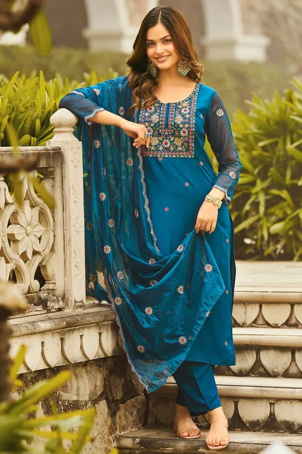 Reyon_Beautiful_Suit_Set_And_Duppta