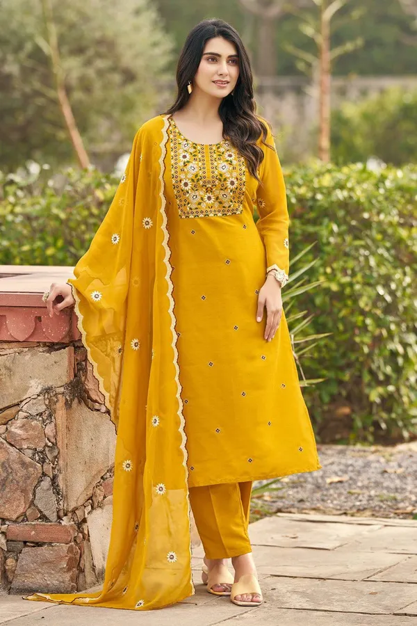 Reyon_Beautiful_Suit_Set_And_Duppta