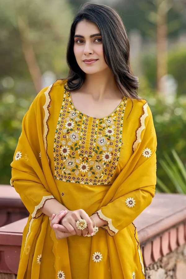 Reyon_Beautiful_Suit_Set_And_Duppta