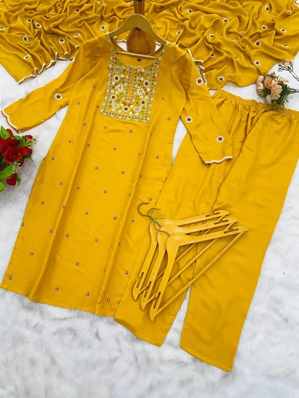 Reyon_Beautiful_Suit_Set_And_Duppta